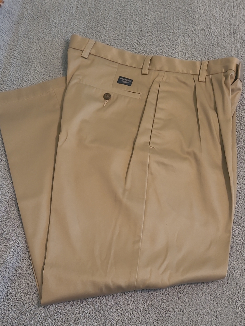 Dockers Men's Pleated Khaki Chinos - Tan